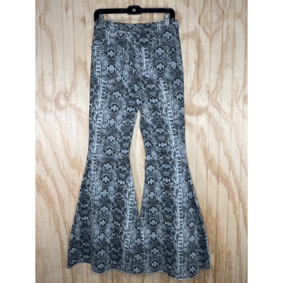 Free People We The Free Snake Print Bell Bottom Flare Jeans Stretch Size 29 - Picture 5 of 7